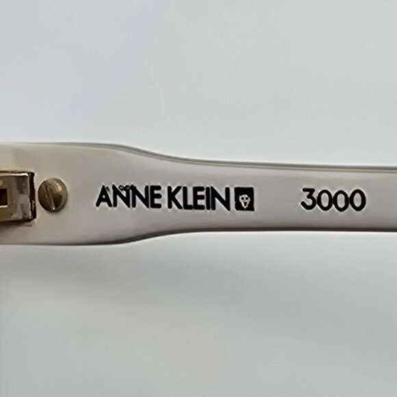 Anne Klein 3000 680 White Frame Light Brown Gradient Lens Sunglasses w Case Itay main image 4